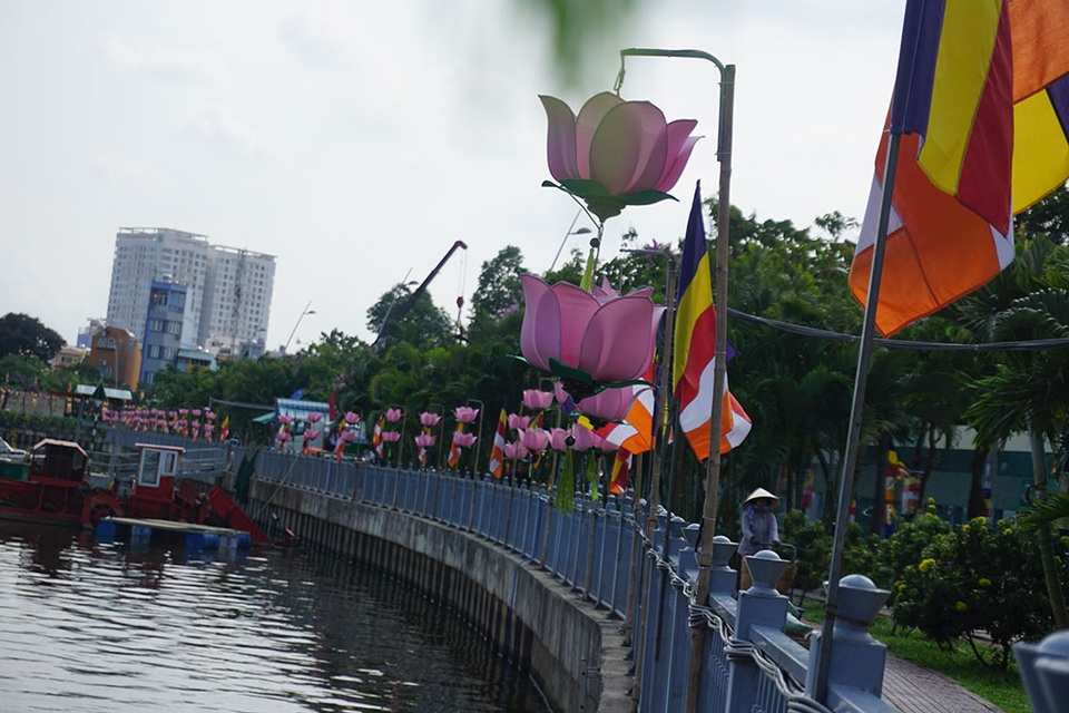 Sài Gòn rực rỡ cờ hoa đón mừng đại lễ Phật đản - 14 Bờ kè dọc kênh Nhiêu Lộc – Thị Nghè, hàng hoa đăng hình hoa sen được treo san sát đã trở thành mỹ cảnh thu hút nhiều người dân đến tham quan