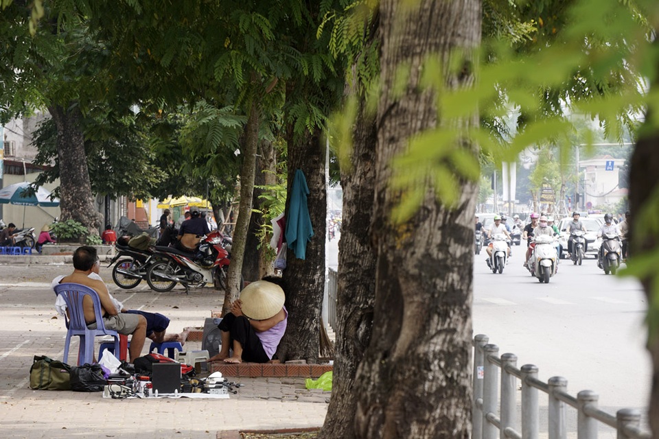 Một đoạn đường Giải Phóng có bóng mát cây xanh được người dân tận dụng nghỉ ngơi.