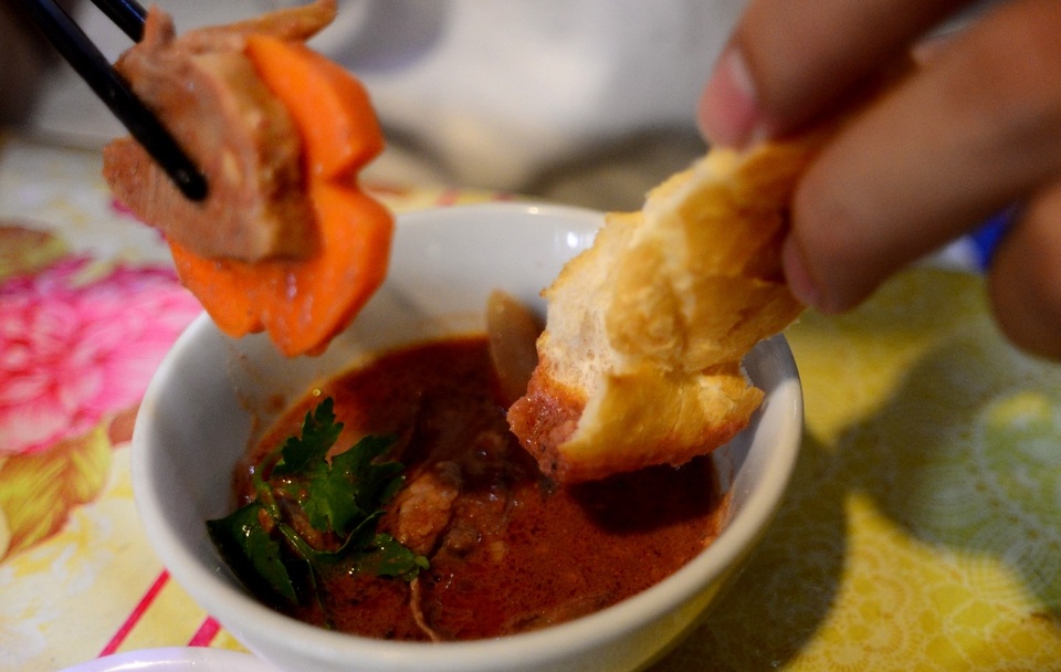 Cách thưởng thức khác của “Bánh mì Sài Gòn” khiến giới trẻ thích mê - 14 Chấm vào nước sốt.
