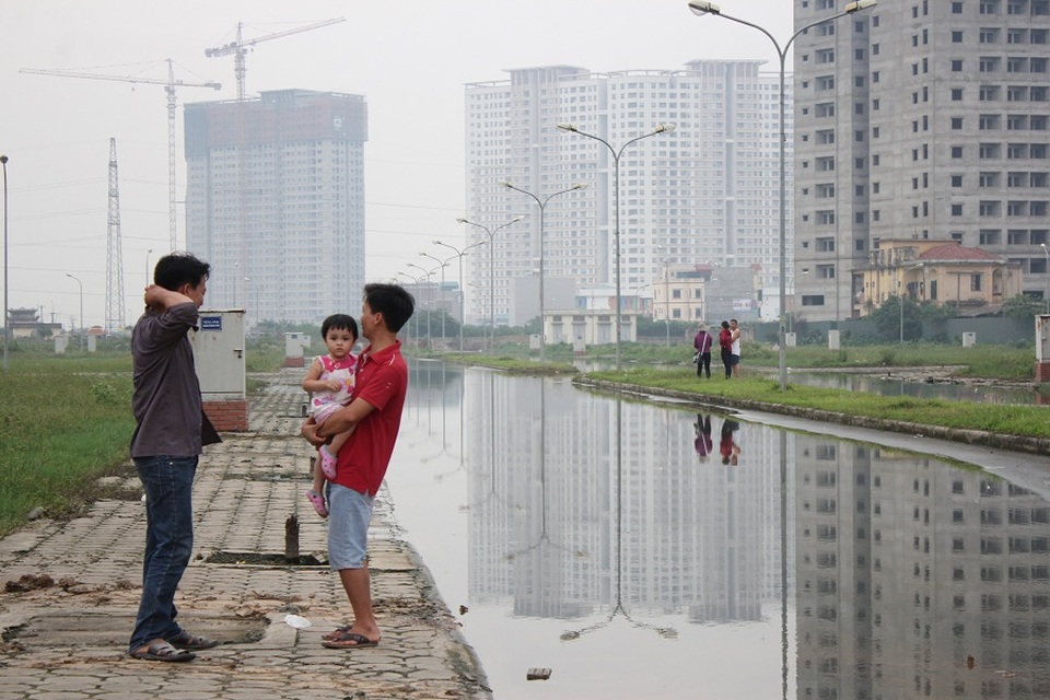 Hy hữu ở Hà Nội: Nước ngập cả tuần, người dân... chăn vịt giữa phố - 3 Nước ngập thường xuyên khiến mùi hôi thối bốc lên nồng nặc, nhiều hộ dân phải đóng cửa hoặc đi “sơ tán” ở nơi khác. “Nhà tôi có con nhỏ nên thường xuyên phải đóng cửa vì mùi thối bốc lên không chịu được. Việc đi lại thì vô cùng khó khăn, bất tiện. Chỉ mong sao tình trạng này sớm chấm dứt để người dân ổn định cuộc sống”, anh Trường, một người dân sống ở đây bức xúc cho biết.