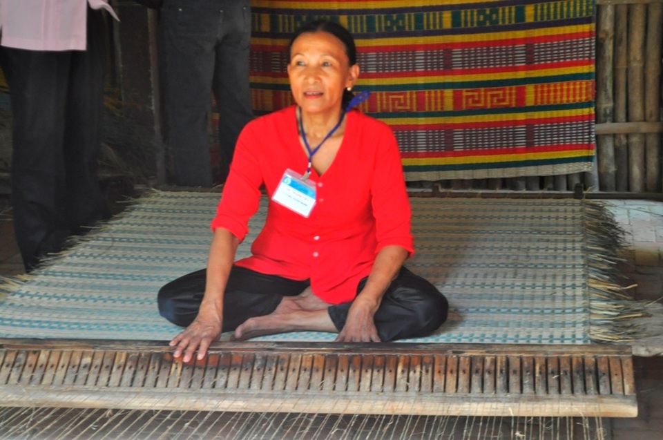 Thêm một làng du lịch cộng đồng mở cửa đón khách - 14 Nghệ nhân dệt chiếu biểu diễn cho du khách