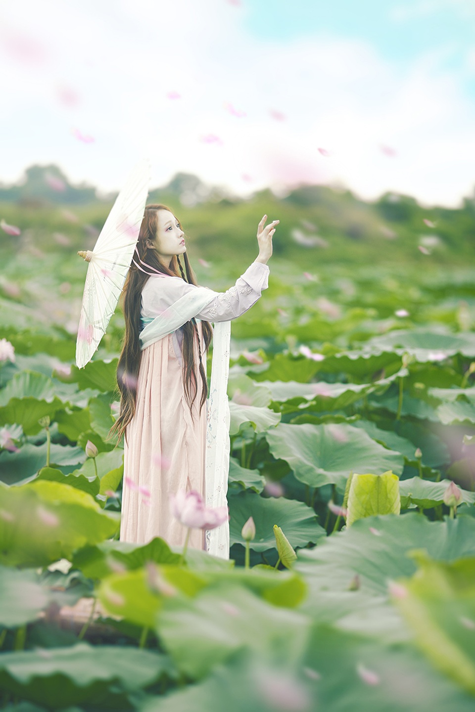 Gặp lại "công chúa cosplay" trong bộ ảnh sen lãng mạn - 8 Tạo hình mỹ nhân mong manh này hết sức hòa hợp với phong cảnh đầm sen.