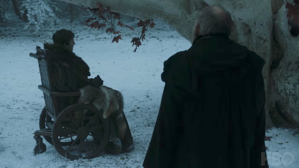 Một cảnh cho thấy Bran Stark đang ngồi xe lăn phía trước một cây cổ thụ. Người đàn ông đang đứng quay lưng lại khuôn hình trông như một vị học sĩ.