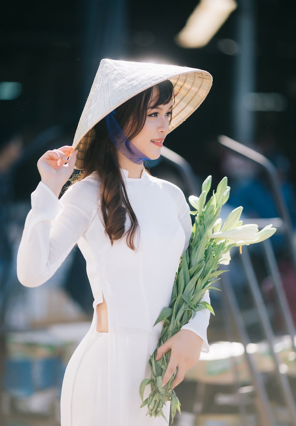 Thiếu nữ Huế duyên dáng áo dài trắng ở chợ Đông Ba - 10 Thiếu nữ Huế duyên dáng áo dài trắng ở chợ Đông Ba - 10