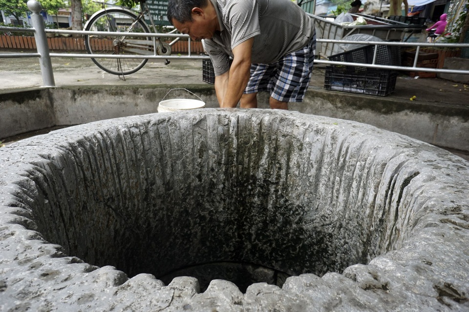 Báu vật giếng Chăm cổ xứ Đoài - 14
Xung quanh lòng giếng có rất nhiều rãnh nhỏ chạy dài khoảng 40cm. Người dân cho rằng đây là vết hằn của việc kéo gàu nước khi xưa.
Theo anh Nguyễn Văn Quảng (50 tuổi, người làng Đông Khê), trước đây người làng đều sử dụng chung nguồn nước này, khoảng những năm 70-80 còn có một dãy nhà tắm xây bên cạnh giếng.