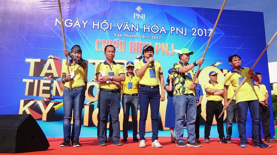 Những “chiến binh” không chỉ giỏi chuyên môn mà còn có tài năng đáng nể - 3 Bà Cao Thị Ngọc Dung CT HĐQT- TGĐ PNJ phát lệnh khởi động cho các chiến binh