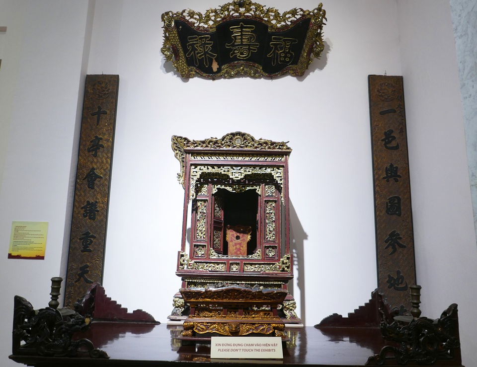 Hà Nội: Ngắm cổ vật sơn son thếp vàng hàng trăm năm tuổi - 15
Bộ đồ thờ cúng tổ tiên điển hình cố truyền trong gia đình Việt Nam gồm hương án, khám thờ, đài thờ, lư hương, hộp đựng bài vị, lọ, chân nến, ngoài ra còn có hoành phi, câu đối. Phong tục thờ cúng tổ tiên ở Việt Nam là tục lập bàn thờ người thân đã mất ở nhà và cúng bái hàng ngày hoặc trong những dịp sóc vọng, giỗ, Tết... Tuỳ theo từng nhà, cách trang trí và sắp đặt ban thờ khác nhau. Ban thờ bao giờ cũng được đặt ở nơi cao ráo, sạch sẽ và trang trọng nhất trong nhà.