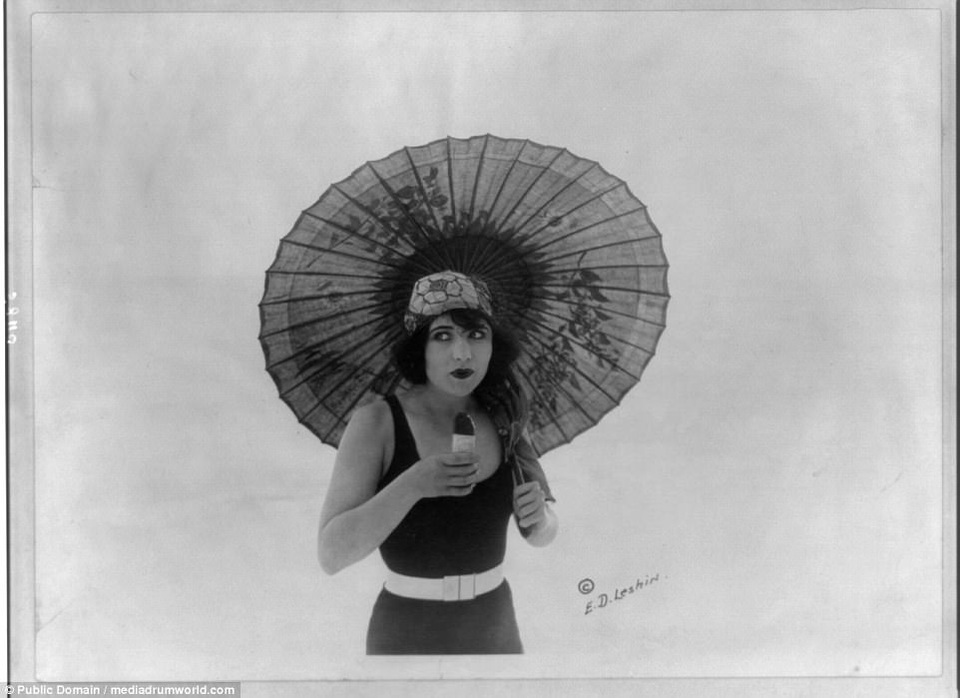 Ngôi sao điện ảnh Betty Compson đi tắm biển hồi năm 1922.