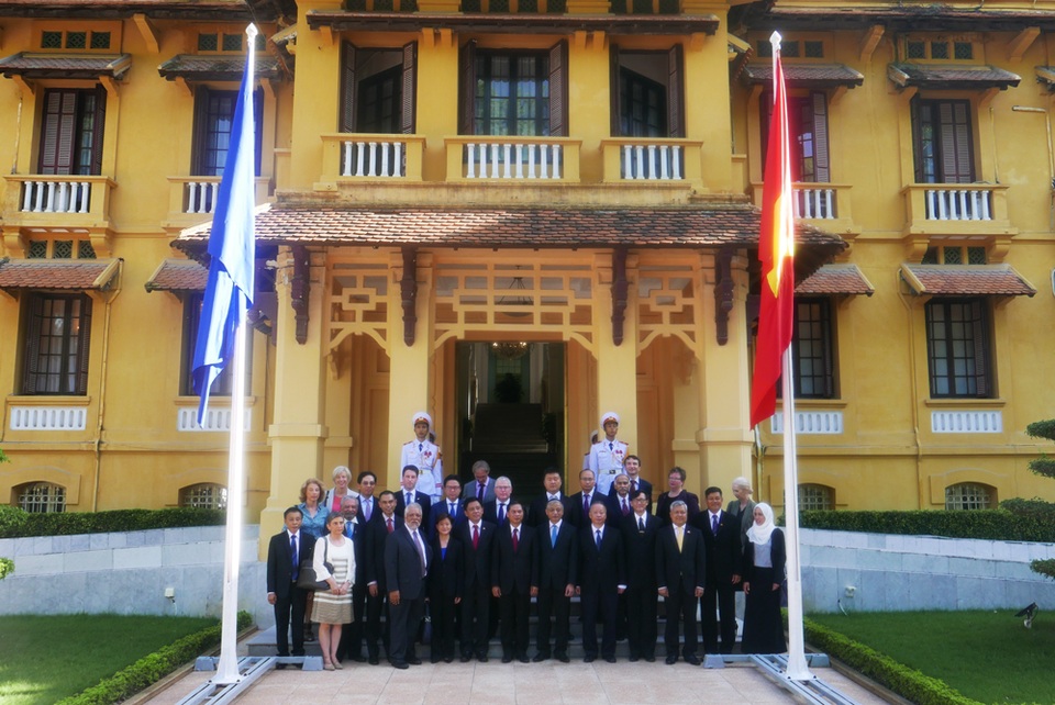 Lễ thượng cờ ASEAN kỷ niệm 50 năm ngày thành lập - 10
Lãnh đạo Bộ Ngoại giao và các Đại sứ, Đại biện và đại diện Đại sứ quán các nước ASEAN chụp ảnh lưu niệm sau lễ thượng cờ.