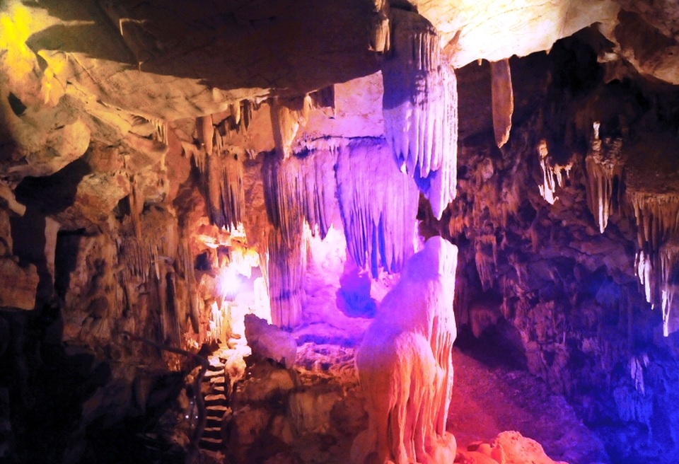 Khám phá "nơi bảo tồn những báu vật của trời"! - 13 Ngoài vườn chim, Thung Nham còn có nhiều điểm du lịch khác là những hang động tự nhiên đẹp được xếp hạng ở Ninh Bình với những nhũ đá vô cùng kì bí.