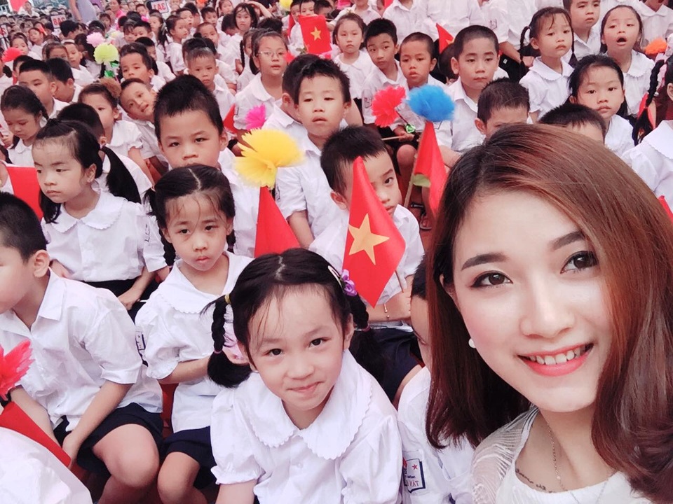 Cô giáo xinh đẹp quạt mát cho học sinh ngày tựu trường gây sốt trên mạng xã hội - 7