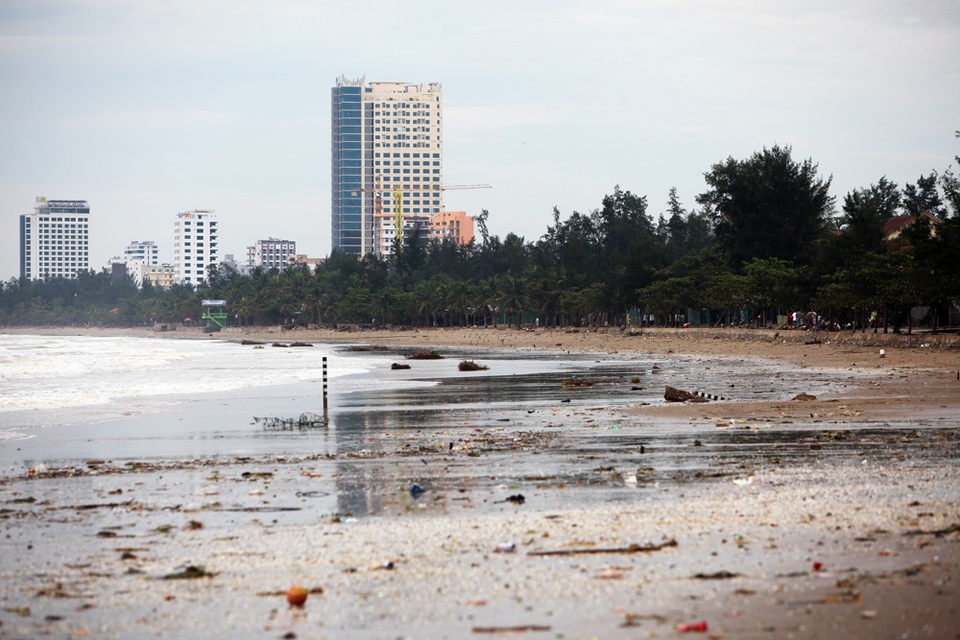 Phố biển Cửa Lò tan hoang, người dân hối hả dọn dẹp sau bão - 18
Một ngày sau bão, nước biển rút để lại bãi cát ngổn ngang rác. Dù thiệt hại không lớn, Cửa Lò cũng cần vài ngày dọn dẹp, khắc phục các thiệt hại trước khi trở lại trạng thái bình thường của một khu du lịch biển nhộn nhịp.