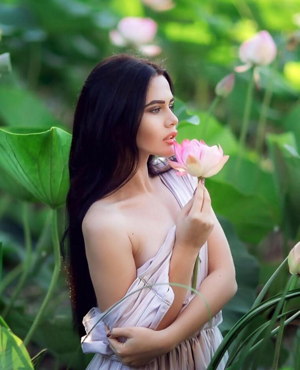 Bẻ hoa chụp ảnh, người mẫu đối diện nguy cơ bị phạt - 2 Bẻ hoa chụp ảnh, người mẫu đối diện nguy cơ bị phạt - 2