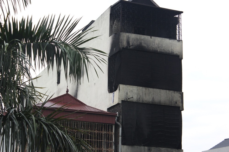 
Hai chị em gái mắc kẹt trên tầng 4 ngôi nhà và không được giải thoát kịp thời. Hình ảnh phía sau ngôi nhà, các tầng đều bịt kín rào sắt nên rất khó thoát thân.
