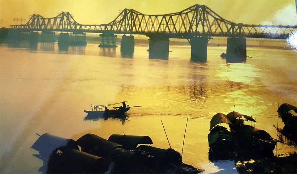 
Cầu Long Biên bị hư hỏng được ông chụp năm 1980
