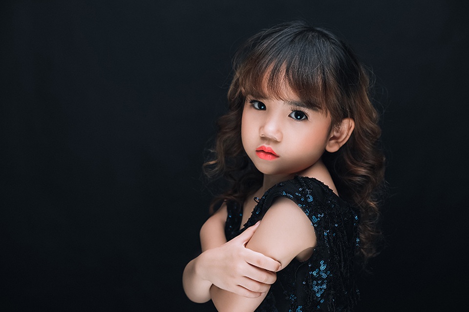 Mẫu nhí Hoàng Quyên giữa sắc đen huyền bí