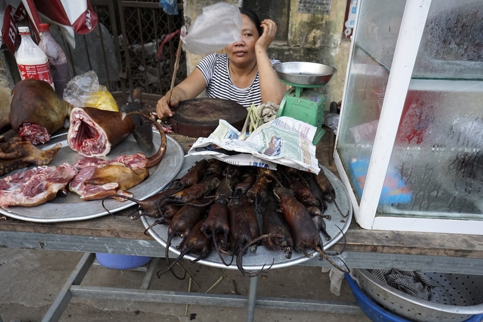 Một khu chợ chỉ họp vào buổi chiều ở đình Canh Nậu là nơi bán thịt chuột đã được làm sẵn, hoặc thui rơm, hay nhúng nước sôi dưới để loại bỏ bộ lông.