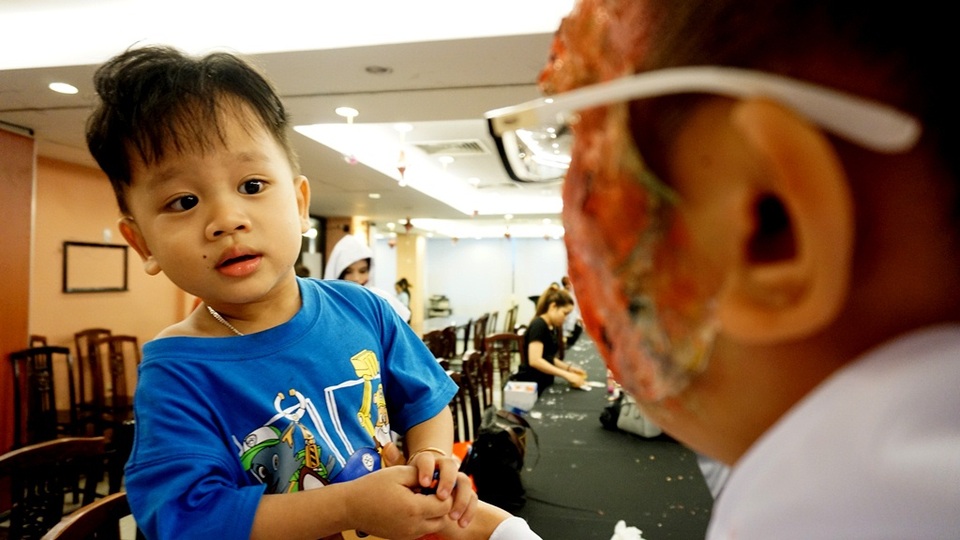 Em bé “ngơ ngác” với gương mặt cậu của mình…