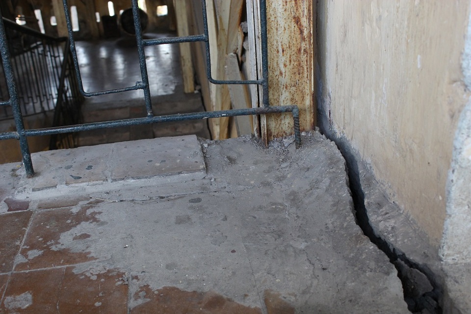 Khu nhà ở Thủ đô nứt toác, nghiêng ngả, chống đỡ bằng khung sắt - 6 Khu nhà ở Thủ đô nứt toác, nghiêng ngả, chống đỡ bằng khung sắt - 6