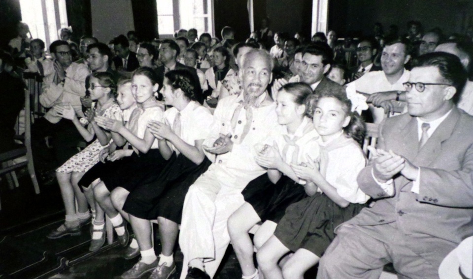 Chủ tịch Hồ Chí Minh thăm Cung thiếu nhi Vôn-gô-grat trong thời gian ở thăm Liên Xô - ngày 22/8/1957. (Ảnh thuộc bản quyền của Cục Lưu trữ Liên bang Nga, Trung tâm Khoa học và Văn hóa Nga cung cấp).