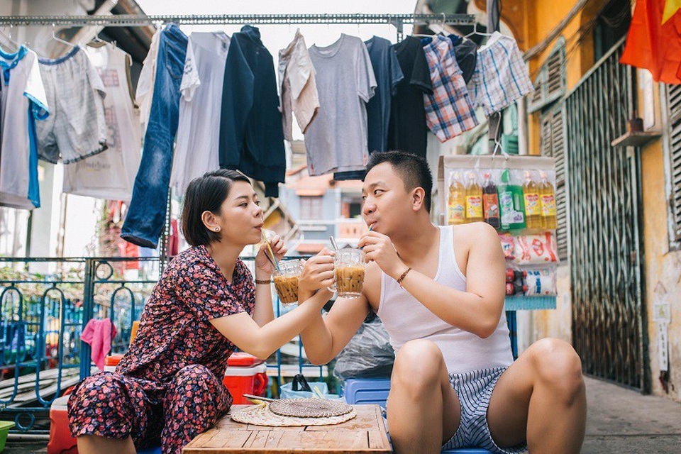 Ảnh cưới giản dị của cặp đôi yêu xa ở... quán phở, khu chung cư - 12 “Hai đứa mình tính đều đơn giản, ngại cầu kỳ nên cũng chỉ muốn lưu lại những gì thật và bình dị thôi, như cách để nhắc nhau sau này dù có khó, có khổ thì cũng phải vui vẻ như vậy…”, Hồng Ngọc lý giải về ý tưởng bộ ảnh.