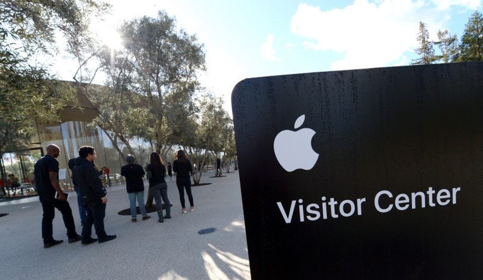 Trụ sở Apple Park chính thức mở cửa cho khách tới tham quan - 15 Hiện Apple vẫn chỉ giới hạn một khu vực nhất định dành cho khách thăm quan. Do vậy chúng ta vẫn chưa ngắm nhìn được toàn bộ khuôn viên khu vực với kiến trúc đồ sộ và vườn cây rộng lớn.