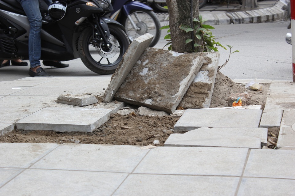 Hà Nội: Đá lát "bền vững 70 năm" vỡ nát sau hơn 1 năm sử dụng - 3 Hà Nội: Đá lát "bền vững 70 năm" vỡ nát sau hơn 1 năm sử dụng - 3