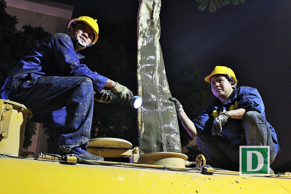 Gần 200 công nhân trắng đêm nạo vét hồ Hoàn Kiếm - 7 Gần 200 công nhân trắng đêm nạo vét hồ Hoàn Kiếm - 7
