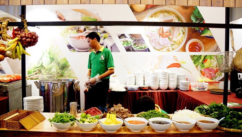 Thực khách thích thú “chạm tay” vào lịch sử của sợi phở - 15 Nồi nước dùng của từng loại phở phải khác nhau, như phở bò phải có vị ngọt của xương ống, tủy trong khi phở gà nước trong có vị thơm của hành thái nhỏ