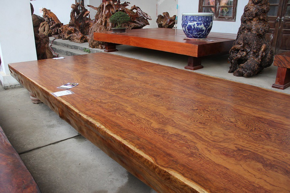 Chiếc phản gỗ được làm bằng gỗ Cẩm Lai nguyên khối có chiều dài hơn 5m và có giá 1,2 tỷ VNĐ. Chiếc sập nổi bật bởi các đường vân gỗ nổi 3D đẹp hiếm có.