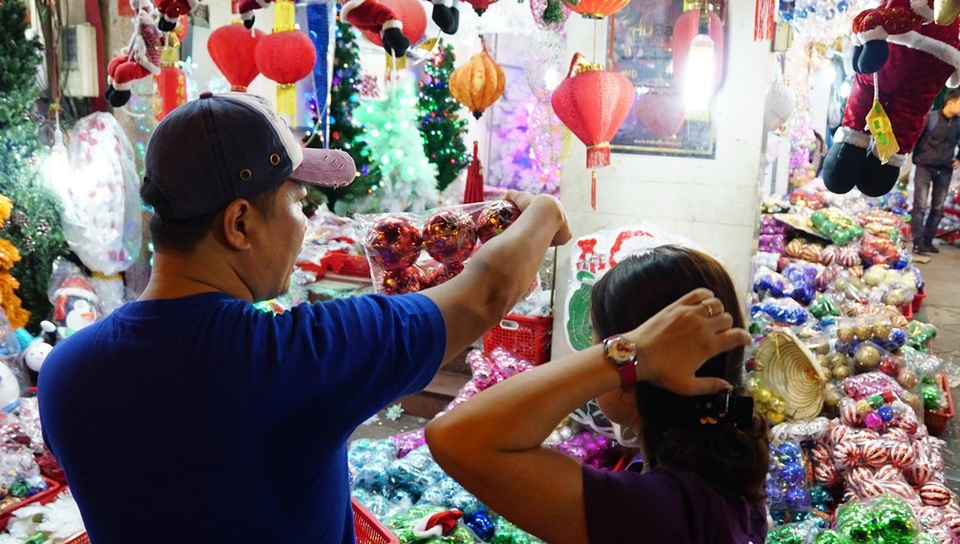 Túi quả cầu trên tay vị khách này giá hiện tại là 28.000 đồng. Trước đó khoảng 2 tuần, mỗi bộ quả cầu như thế này tùy vào kích cỡ, mẫu mã giá gấp đôi hiện tại