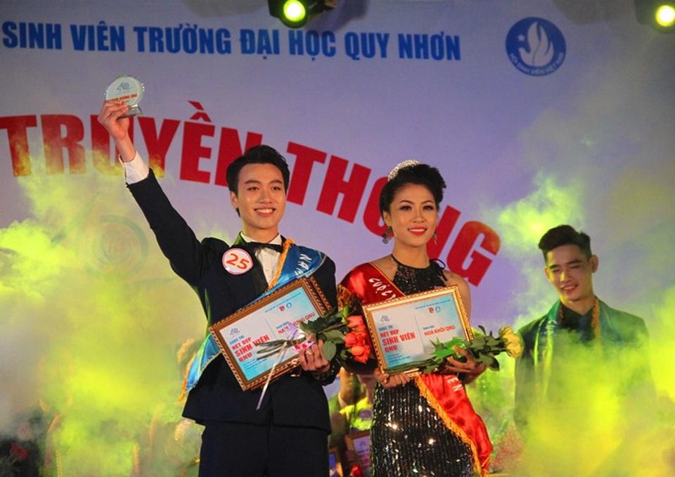 Sinh viên ĐH Quy Nhơn tỏa sáng trong cuộc thi tìm kiếm "trai tài gái sắc" - 9
Kết thúc cuộc thi, thí sinh Phan Lê Trường Giang (lớp Việt Nam học K39- ĐH Quy Nhơn) giành giải Hoa khôi Nét đẹp học đường ĐH Quy Nhơn; giải Nam vương được trao cho thí sinh Trần Đoàn Tùng (lớp Ngân hàng và Kinh doanh tiền tệ K37, ĐH Quy Nhơn).