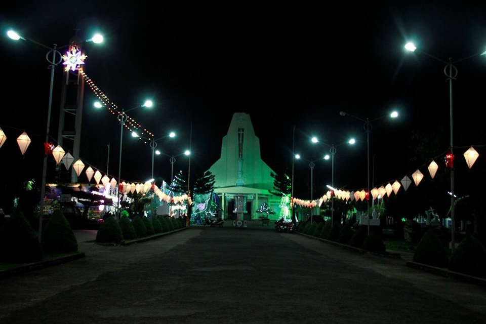 Nhà thờ giáo xứ Châu Sơn (xã Cư Êbur) lung linh về đêm