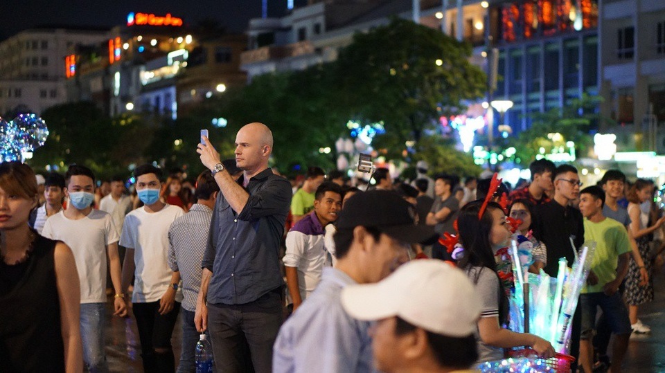 Phố đi bộ Nguyễn Huệ nhếch nhác vì... rác, hàng rong - 14 Khách nước ngoài chụp ảnh tại phố đi bộ Nguyễn Huệ