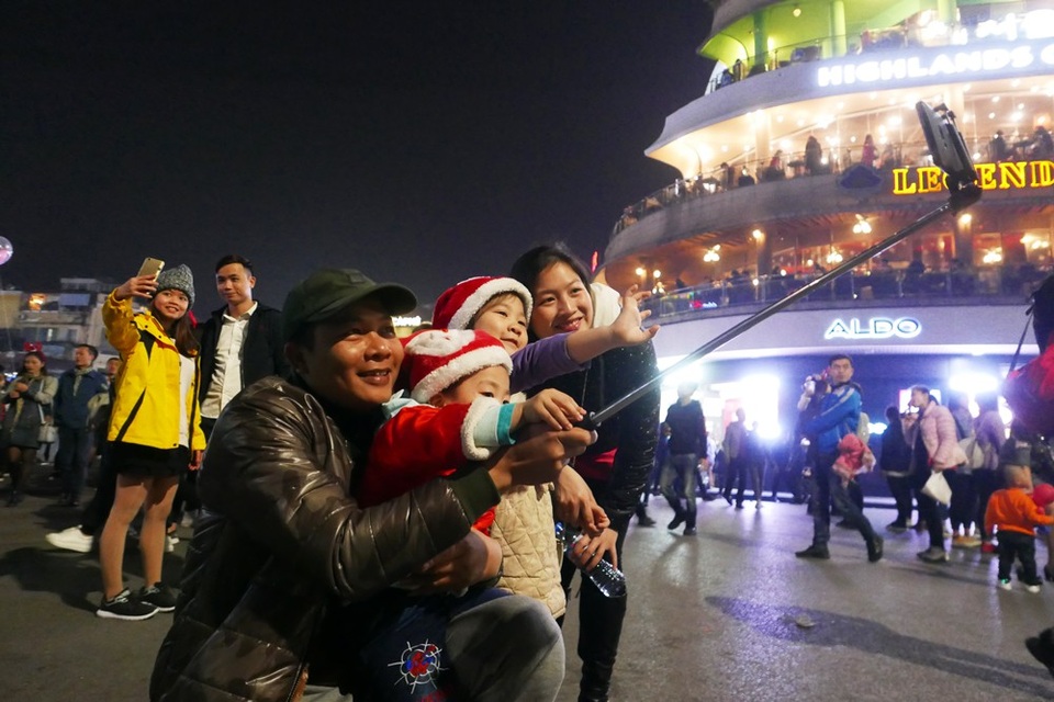 Biển người ở phố đi bộ hồ Gươm đón Giáng sinh - 9
Thời tiết buổi tối Giáng sinh cũng thích hợp cho cả gia đình đi chơi.