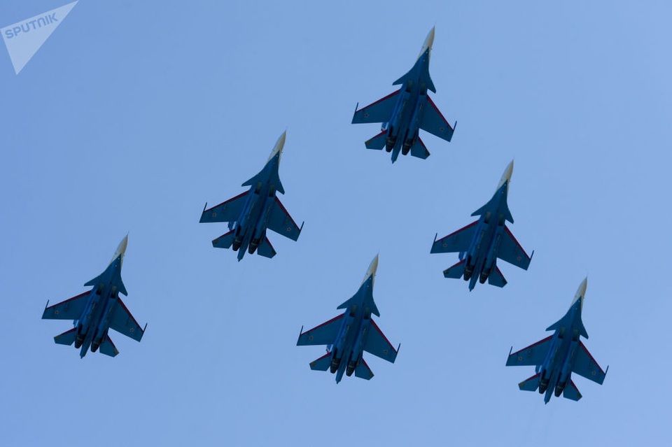 
Đội máy bay nhào lộn Russkiye Vityazi (Hiệp sĩ Nga) trình diễn với các máy bay Su-30.
