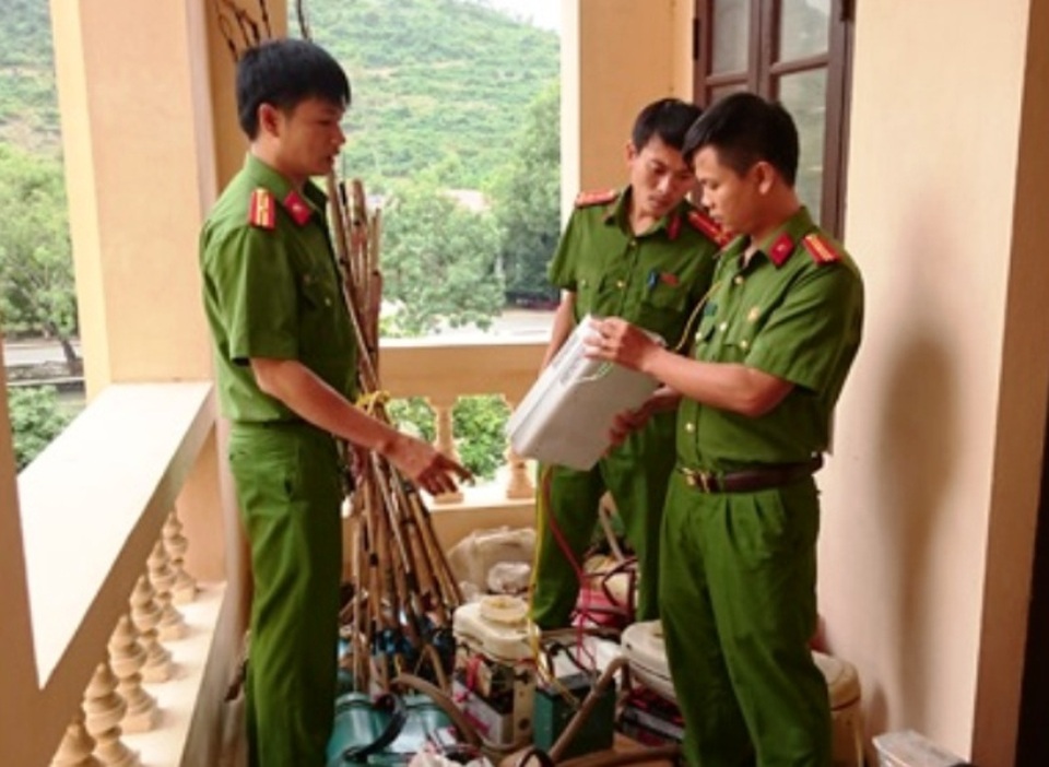 Sau lũ lụt lịch sử, dân đổ xô dùng xung kích điện bắt cá - 2 Công an huyện Hà Trung kiểm tra các bộ xung kích điện thu giữ được