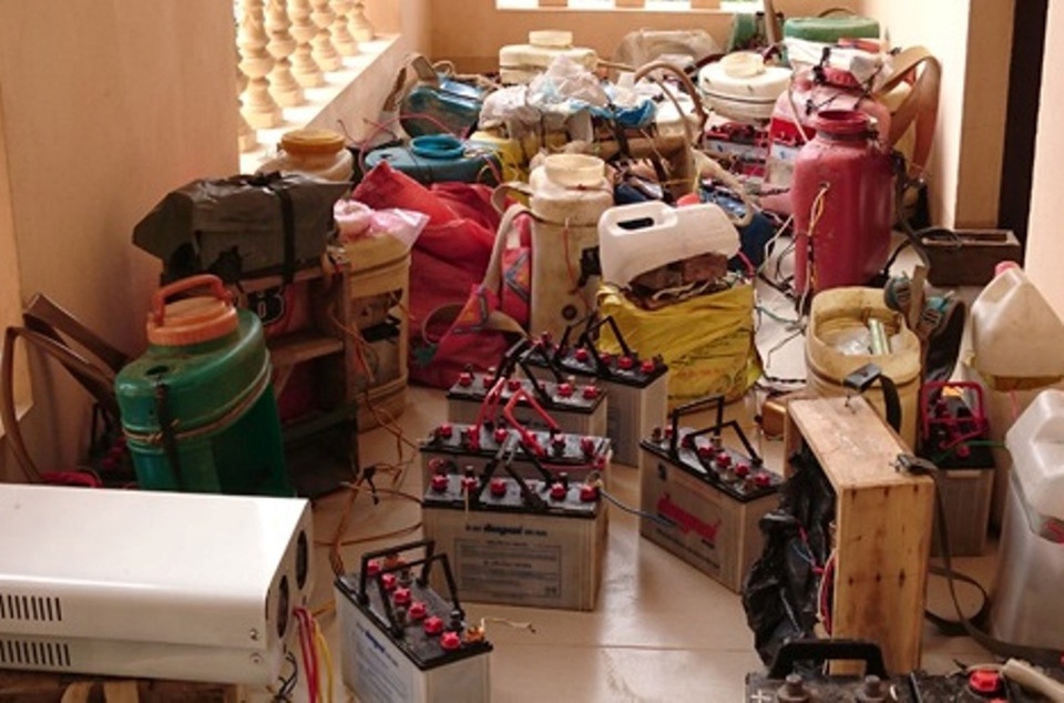 Sau lũ lụt lịch sử, dân đổ xô dùng xung kích điện bắt cá - 1 Hàng chục bộ xung kích điện do người dân sử dụng trái phép