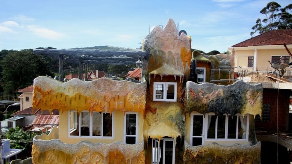 Công trình gồm nhiều tòa nhà nối tiếp nhau được xây dựng với hình thù khá độc đáo, kì dị.