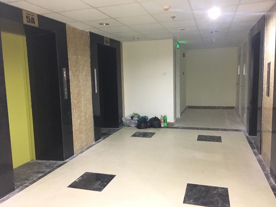 "Sốc" với văn hóa chung cư: Từ vứt rác bừa bãi đến... đại tiện ngoài hành lang - 4 Rác được vứt ngay tại sảnh chờ thang máy tòa nhà chung cư