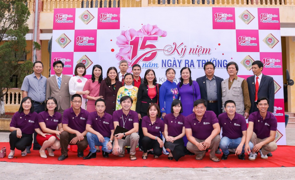"Chúng mày ơi, về với trường, với lớp đi…" - 15
Tập thể học sinh lớp 12D chụp ảnh kỷ niệm cùng thầy cô