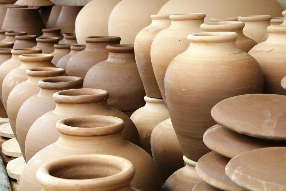 Ninh Bình: Làng gốm đỏ lửa phục vụ Tết Nguyên Đán Đinh Dậu - 12
Gốm khi hoàn thiện các công đoạn nhào nặn sẽ được làm bóng và đem phơi khô. Khi đủ độ khô sẽ được đưa vào lò nung ở nhiệt độ trên 1.000 độ C.