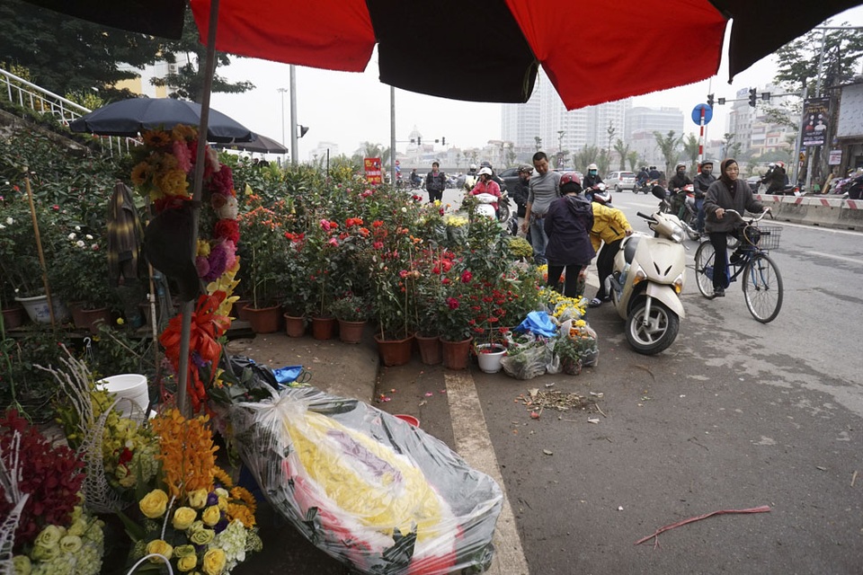 Hoa bày tràn xuống lòng đường.