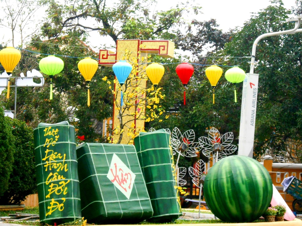 Khắp nơi được trang trí đủ màu sắc, bắt mắt chào đón xuân về