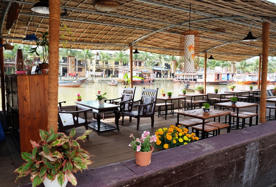 Những thuyền nổi trên sông Hoài cũng trang hoàng tươm tất trước thềm Tết nguyên đán Đinh Dậu