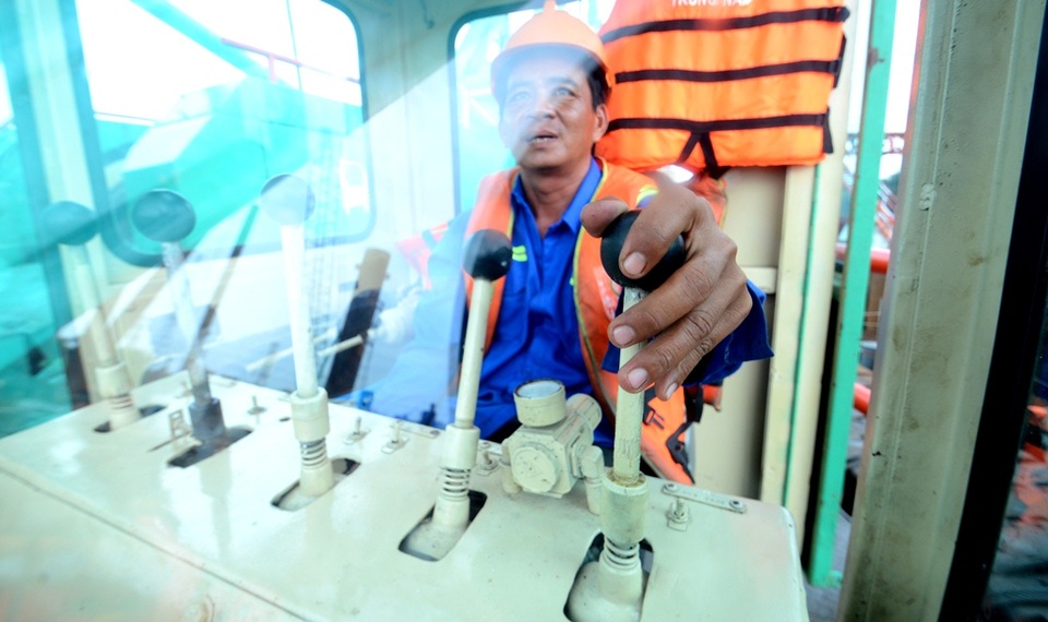 TPHCM: Hối hả nhịp lao động xuyên Tết trên công trường chống ngập - 14 Anh Văn Công Bình chịu trách nhiệm lái cẩu.