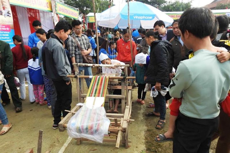 Rộn ràng lễ khai hạ Mường Bi - 9 Người dân nô nức tham gia trảy hội.