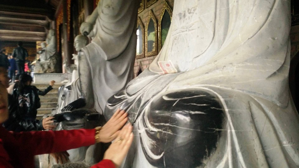 Nhiều người cho rằng, sờ tay vào tượng phật sẽ gặp nhiều may mắn và được phù hộ. Tuy nhiên, đây là điều trái với giáo lý nhà phật. Bên cạnh đó, việc sờ tay vào tượng phật cũng gây phản cảm và làm xấu đi các pho tượng mang ý nghĩa tâm linh.