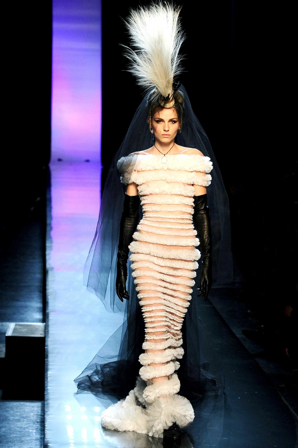 15 khoảnh khắc gây sốc nhất sàn catwalk - 15 15 khoảnh khắc gây sốc nhất sàn catwalk - 15