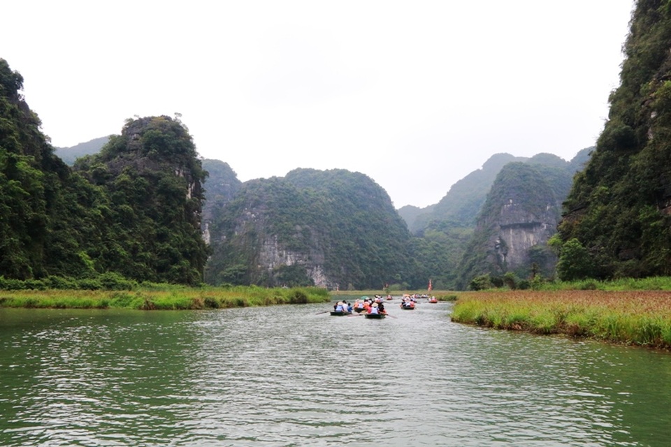 
Xuôi theo dòng sông Ngô Đồng yên ả, con thuyền nhỏ đưa du khách đến hết thú vị này đến thú vị khác.
